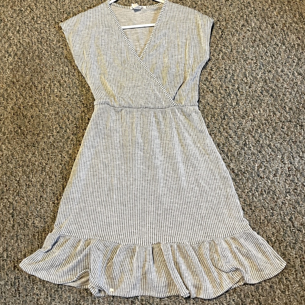 Sear sucker light grey and white starchy dress